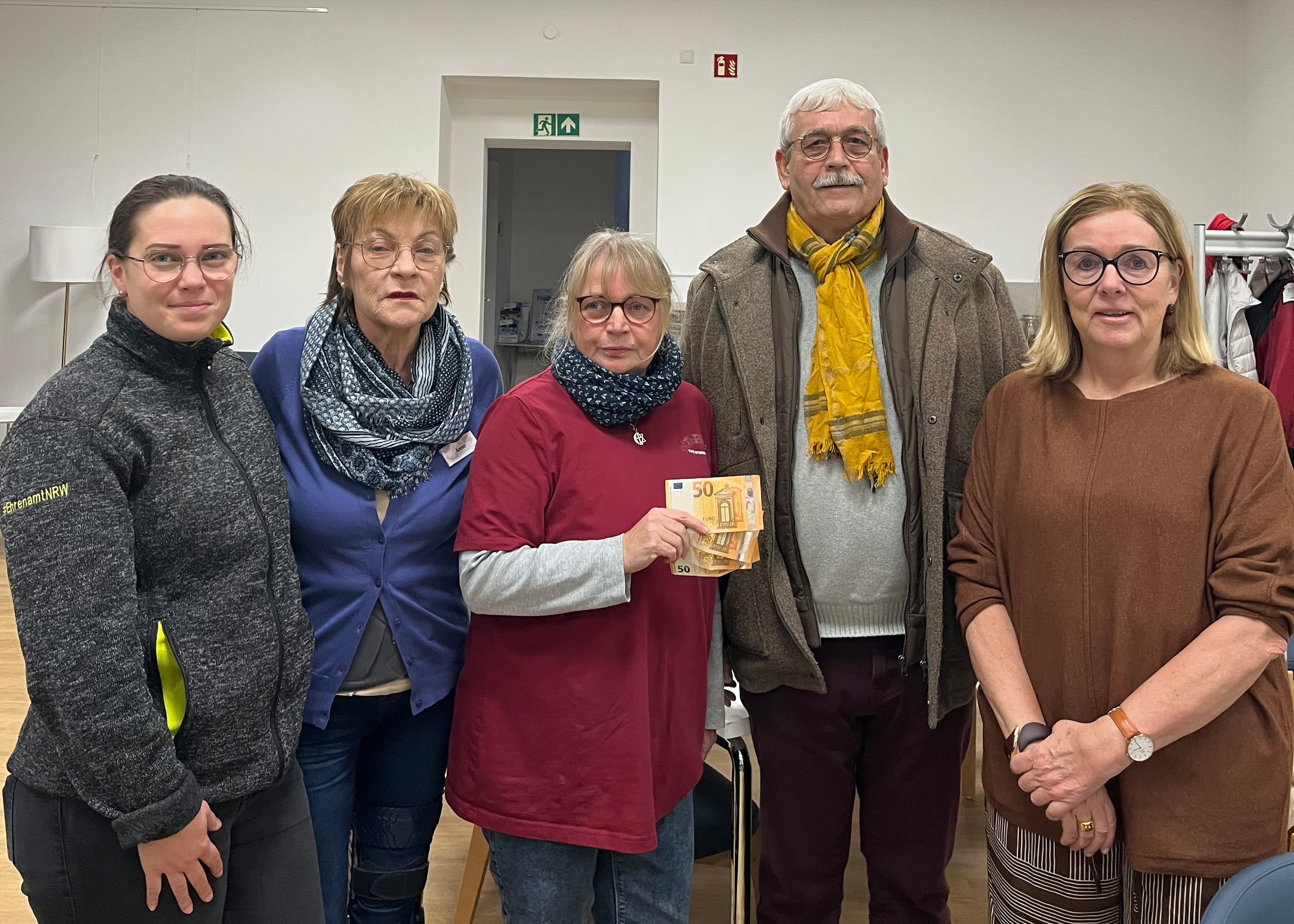 Spendenübergabe durch Ralf Apelt und Dr. Beate Janinhoff an Christiane Hipp und Mitarbeiter des Cafe International